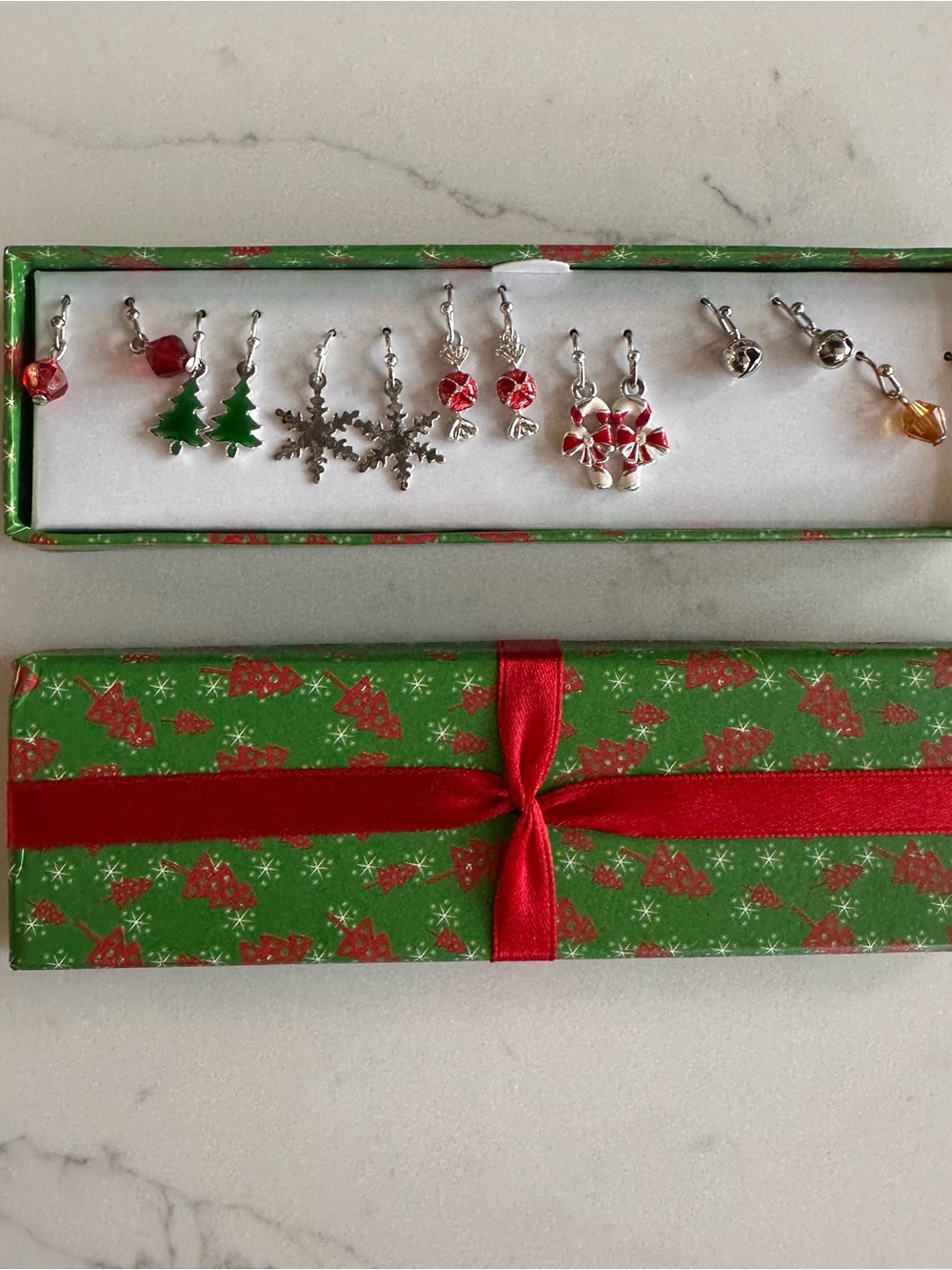 Holiday Charm Dangle Earrings Set - Green & Red